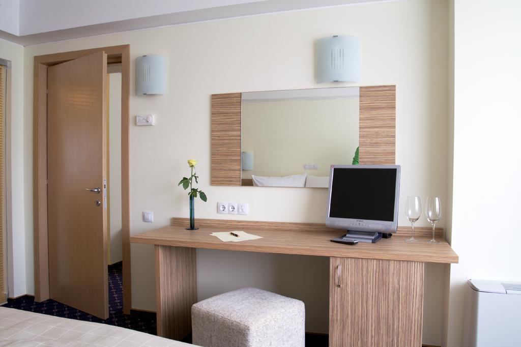 Marshal Hotel Bucharest Room photo