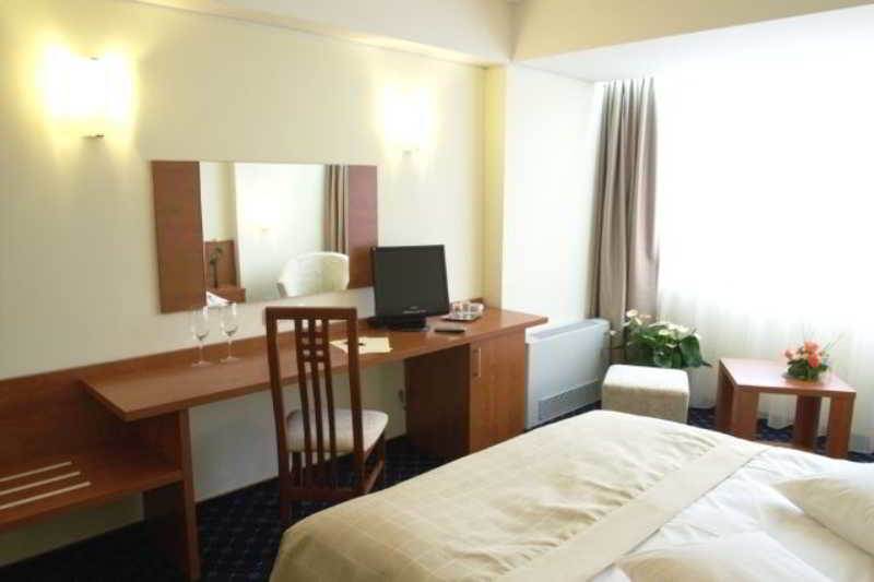 Marshal Hotel Bucharest Room photo
