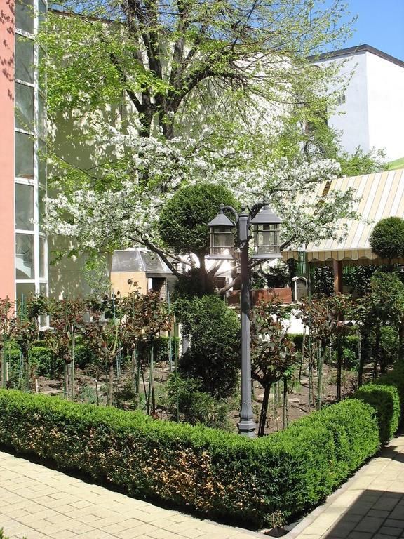 Marshal Hotel Bucharest Exterior photo